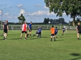 Laatste training S.K.N.W.K. JO8-1 (partijtje tegen de ouders) van maandag 2 juni 2025 (39/123)